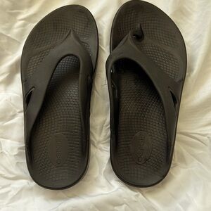 OOFOS unisex flip flops